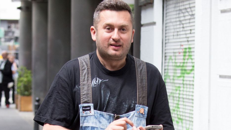 Norbi podróżuje z ekspresem do kawy
