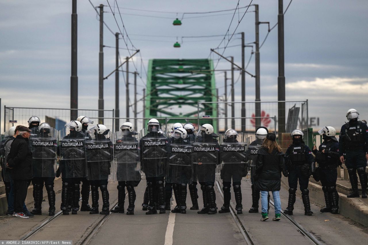 Politycy zaatakowali demonstrantów. "Byli uzbrojeni w noże"