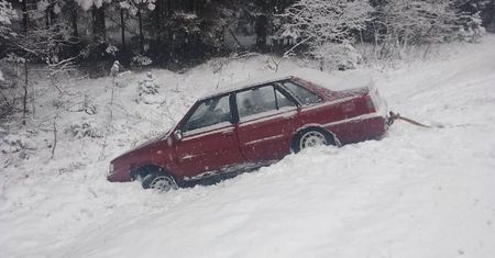 Zima nie odpuszcza. Trudne warunki na drogach przyczyną licznych kolizji