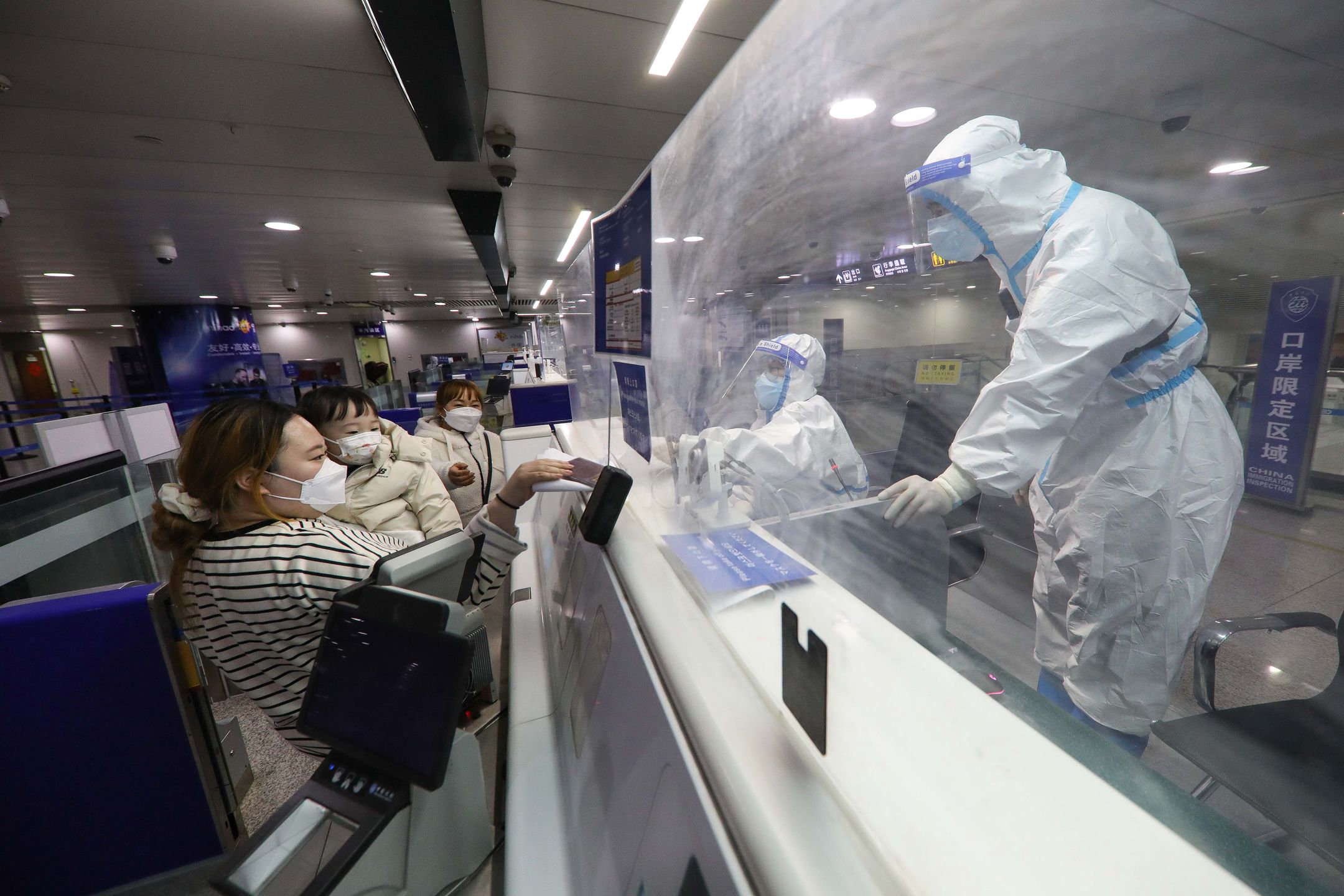 Qingdao, Chiny, 14.02.2021 r. Pasażerowie podczas kontroli na lotnisku