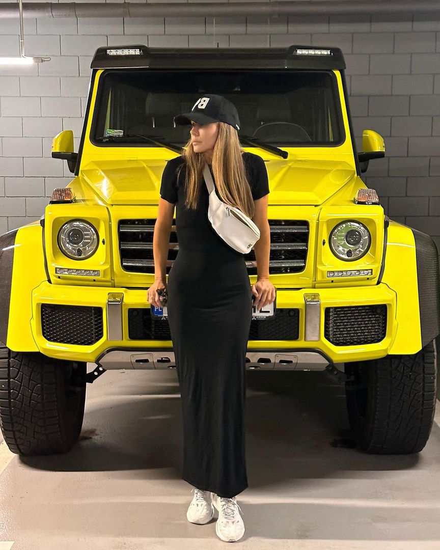 Małgorzata Rozenek-Majdan czarną sukienkę wystylizowała na sportowo 
