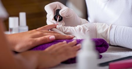 Najmodniejsza stylizacja paznokci początku 2023 roku? Odkryj princess nails