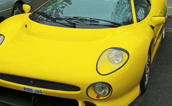 Kierowca żółtego jaguara pobił taksówkarza
