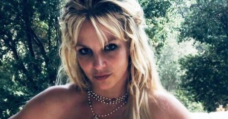 Britney Spears pozuje topless w łazience. Publikuje zdjęcia i nagranie