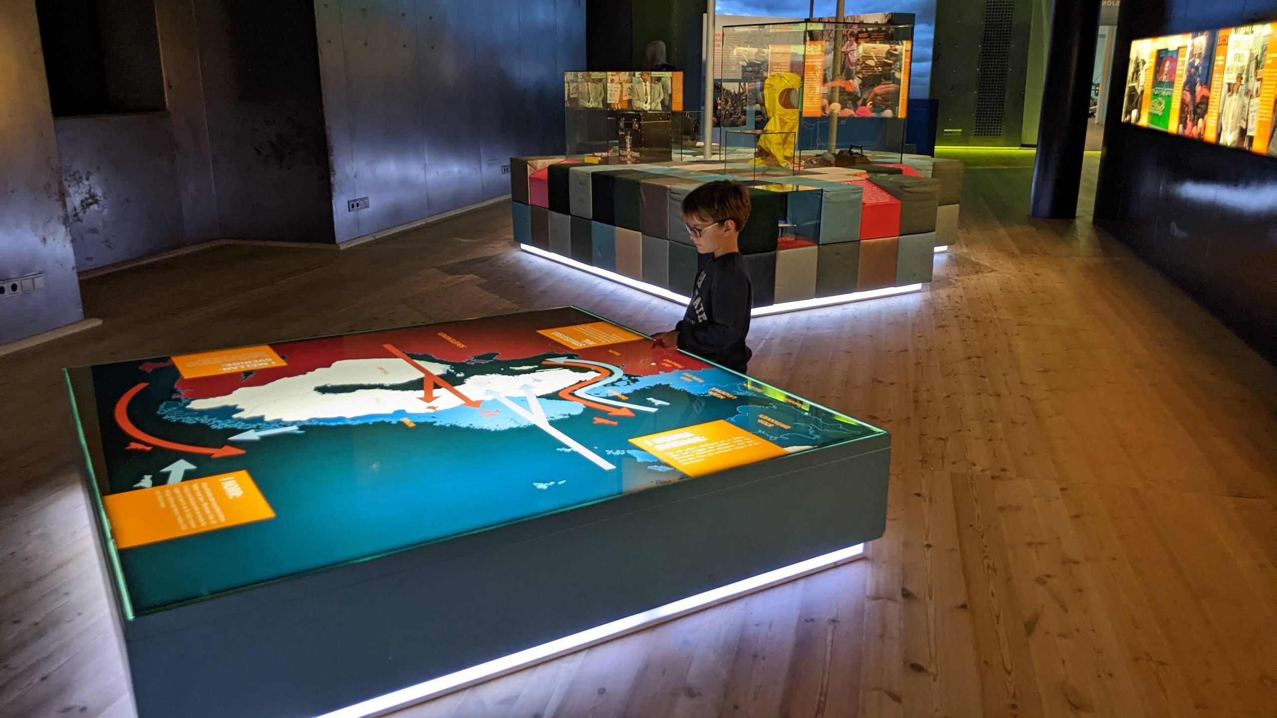 Dzieci są zachwycone wystawą w muzeum
