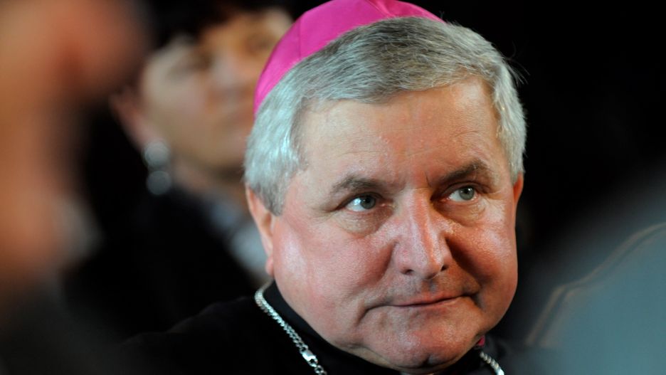Bp Edward Janiak został przedstawiony jako negatywny bohater filmu "Zabawa w chowanego" braci Sekielskich