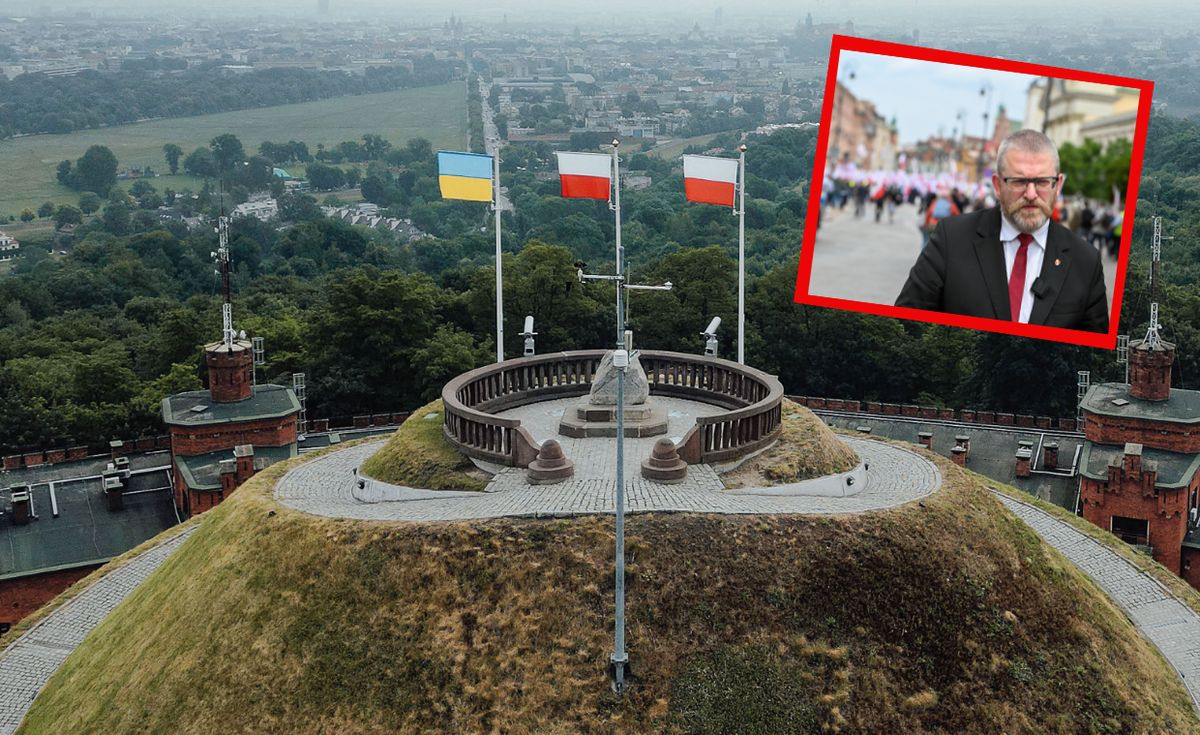 Flaga ukraińska, którą zerwał poseł Grzegorz Braun, ponownie zawisła na szczycie kopca Kościuszki w Krakowie