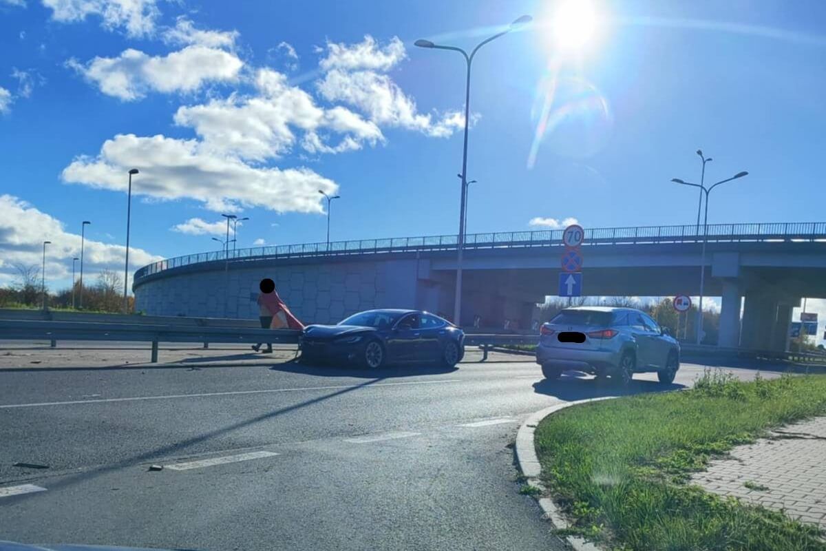 Tesla uderzyła w bariery na al. Spółdzielczości Pracy, obok Ikei