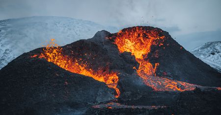 Islandia. Wleciał dronem do wulkanu podczas erupcji. Wideo hitem w sieci