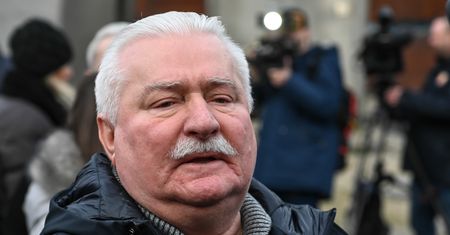 Odmrażanie gospodarki. Prezydent Lech Wałęsa chwali się wizytą fryzjera