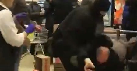 Zgroza w sklepie! Mieli kominiarki, okładali ludzi pałkami