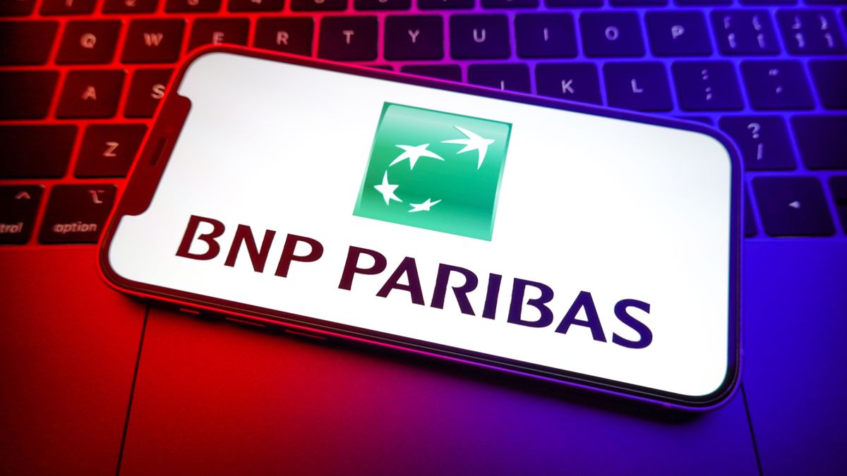CHINA - 2022/04/25: In this photo illustration, a BNP Paribas logo seen displayed on a smartphone. (Photo Illustration by Sheldon Cooper/SOPA Images/LightRocket via Getty Images)
