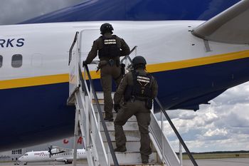 Awantura na pokładzie samolotu z Teneryfy. Pasażerów wyprowadziła Straż Graniczna
