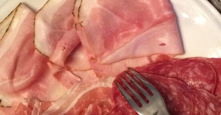 Szynka za długo leżała w lodówce? Nie wyrzucaj, wykorzystaj prosty trik