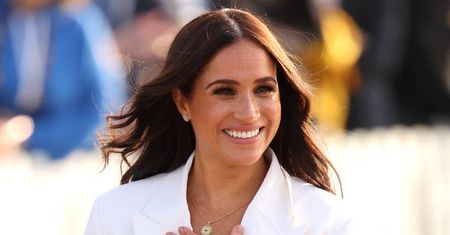 RZADKI WIDOK: Meghan Markle pląsa po łące z prawie 4-letnią Lilibet
