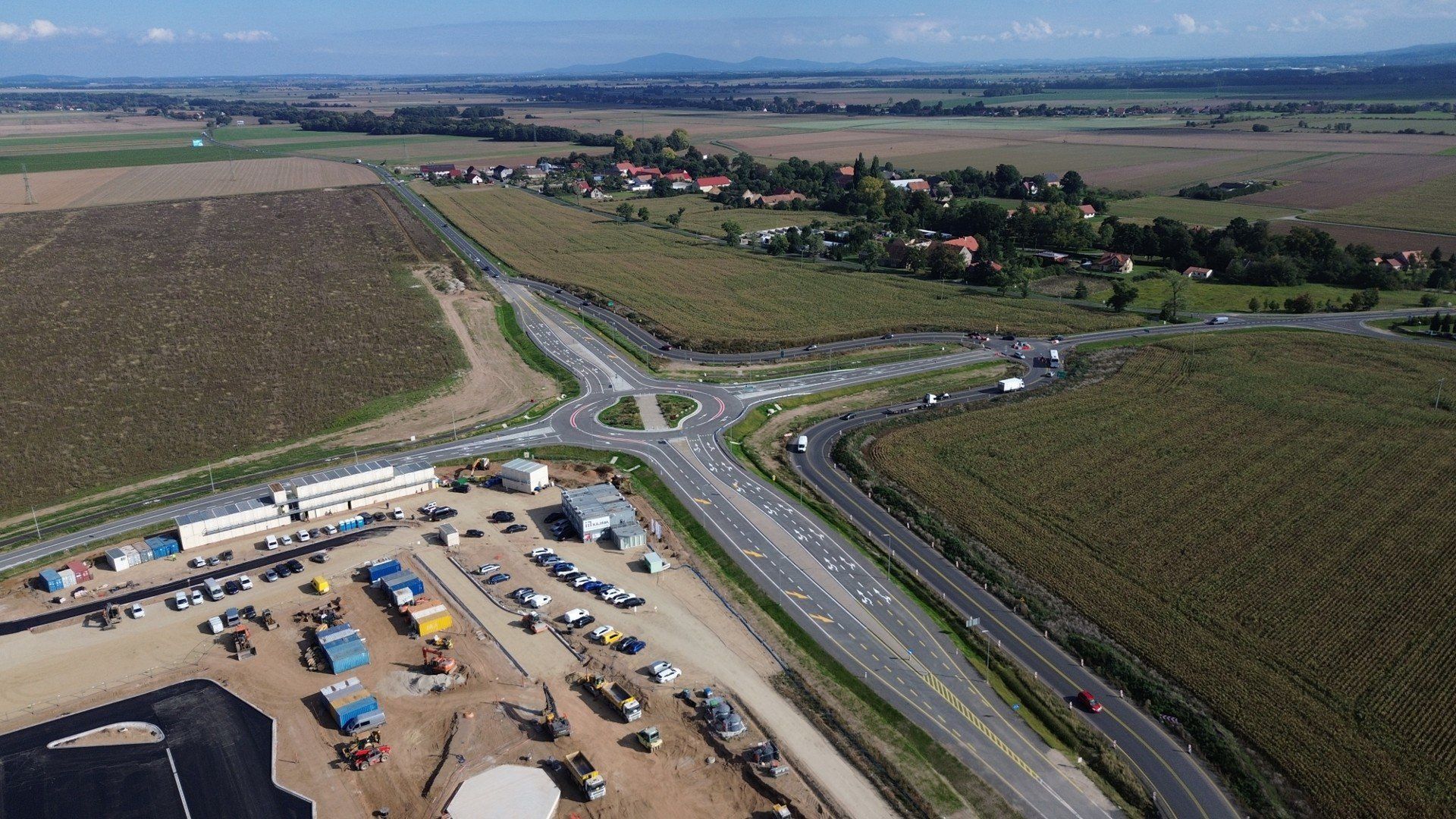 Postęp prac przy budowie ronda DK5/DK34, stan na początek października 2025. Na pierwszym planie widoczny fragment centrum magazynowego Amazon - w budowie.