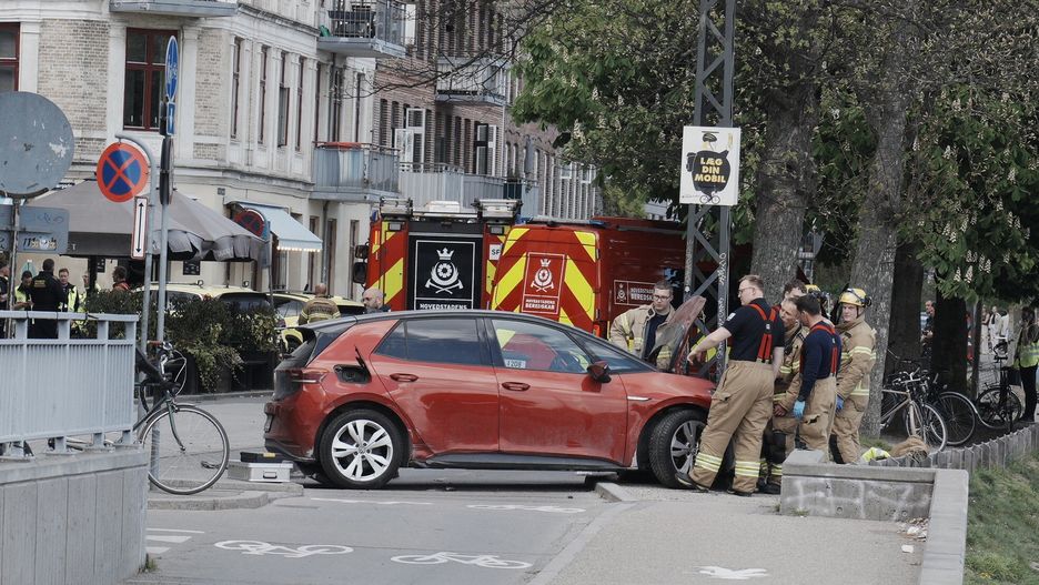 Police and rescue workers at the cordoned-off scene of an accident in Sortedam Dossering, Copenhagen, Denmark, 30 April 2025. According to police, an elderly man lost control of his car and drove through the crowd. Several people were injured. EPA/THOMAS TRAASDAHL DENMARK OUT Dostawca: PAP/EPA.