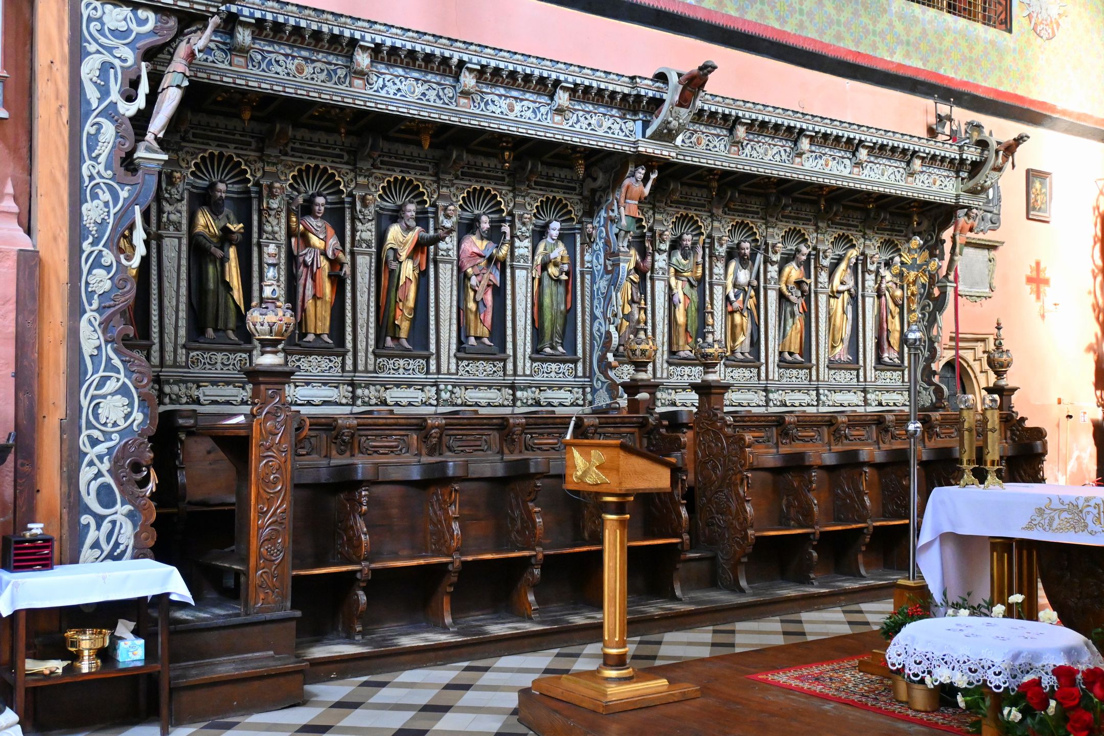 Wnętrza kościoła Bożego Ciała pełne są cennych zabytków