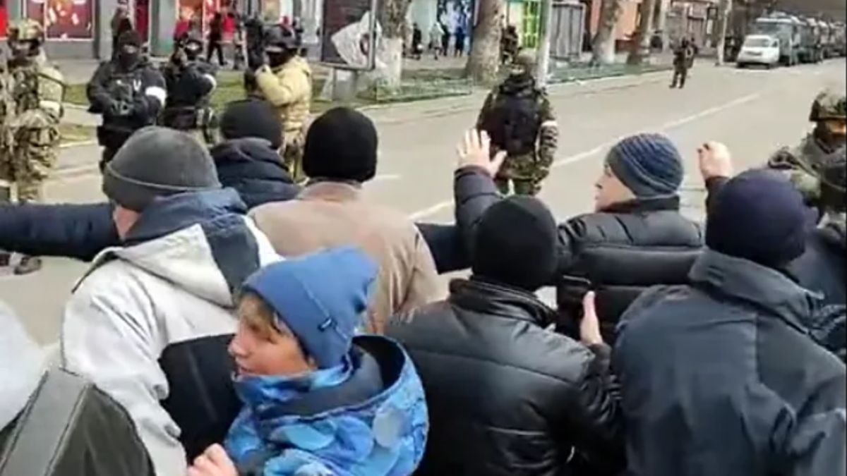 Mieszkańcy Chersonia podczas protestów 