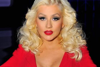 Najmodniejsza fryzura? Bob z prostą grzywką i podwiniętymi końcówkami