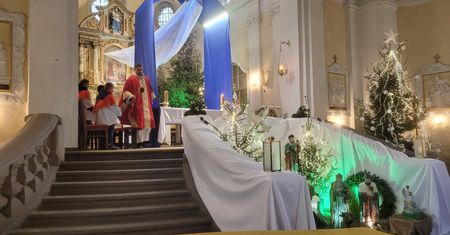 Ksiądz nagle zasłonił się na mszy. Wierni wybuchli śmiechem