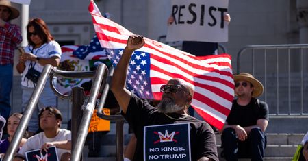 Starcia protestujących z agentami federalnymi. Trump grozi wysłaniem wojska