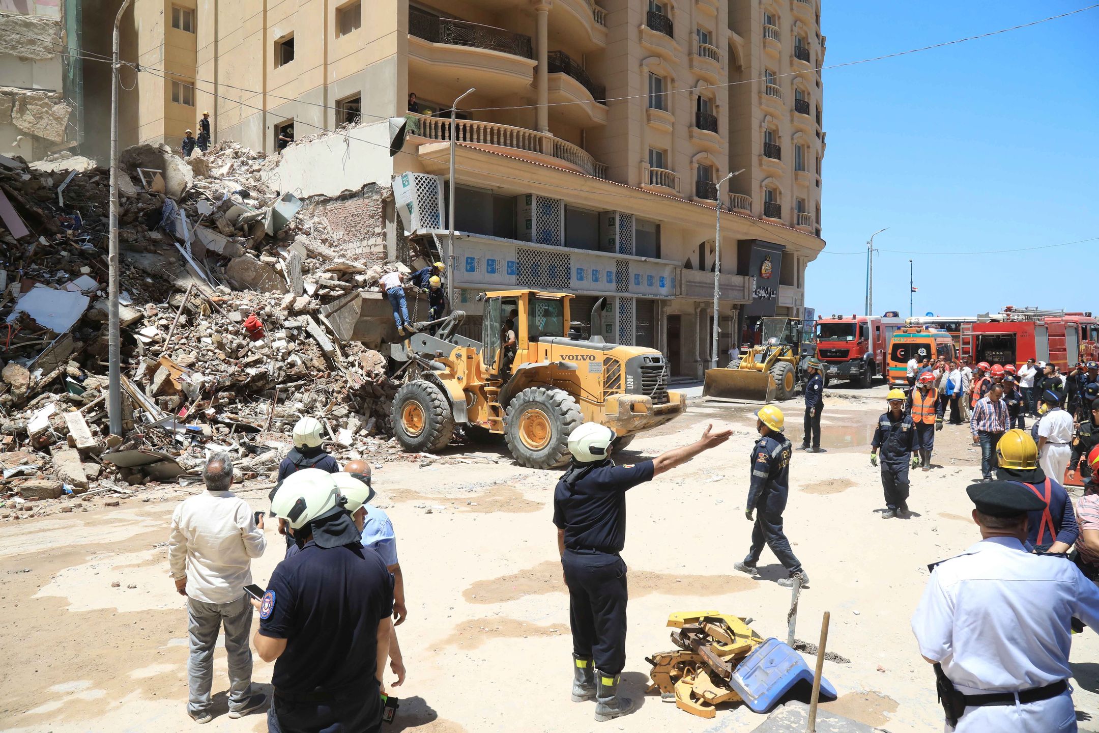 Civil defense personnel search for survivors amid the rubble of a collapsed 13-storey-building in Alexandria, Egypt, 26 June 2023. A number of the building residents are feared to be trapped beneath the rubble, however the exact number of people is yet to be known. EPA/STR Dostawca: PAP/EPA.