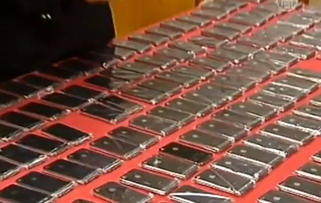 Jak Chińczycy przemycają iPhone'y? [wideo]