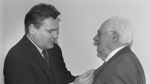 Israel Gutman w czasie wręczania mu przez prezydenta Aleksandra Kwaśniewskiego Krzyża Oficerskiego Orderu Zasługi RP w 1999 roku