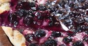 Borówkowe ciasto na zimno zniknie z blachy, zanim się obejrzysz. Jedna warstwa robi furorę