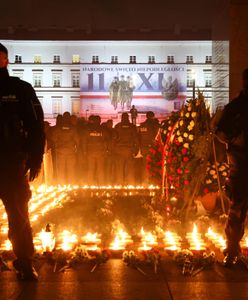 Nerwowo po przemówieniu Kaczyńskiego. Policja otoczyła pomnik