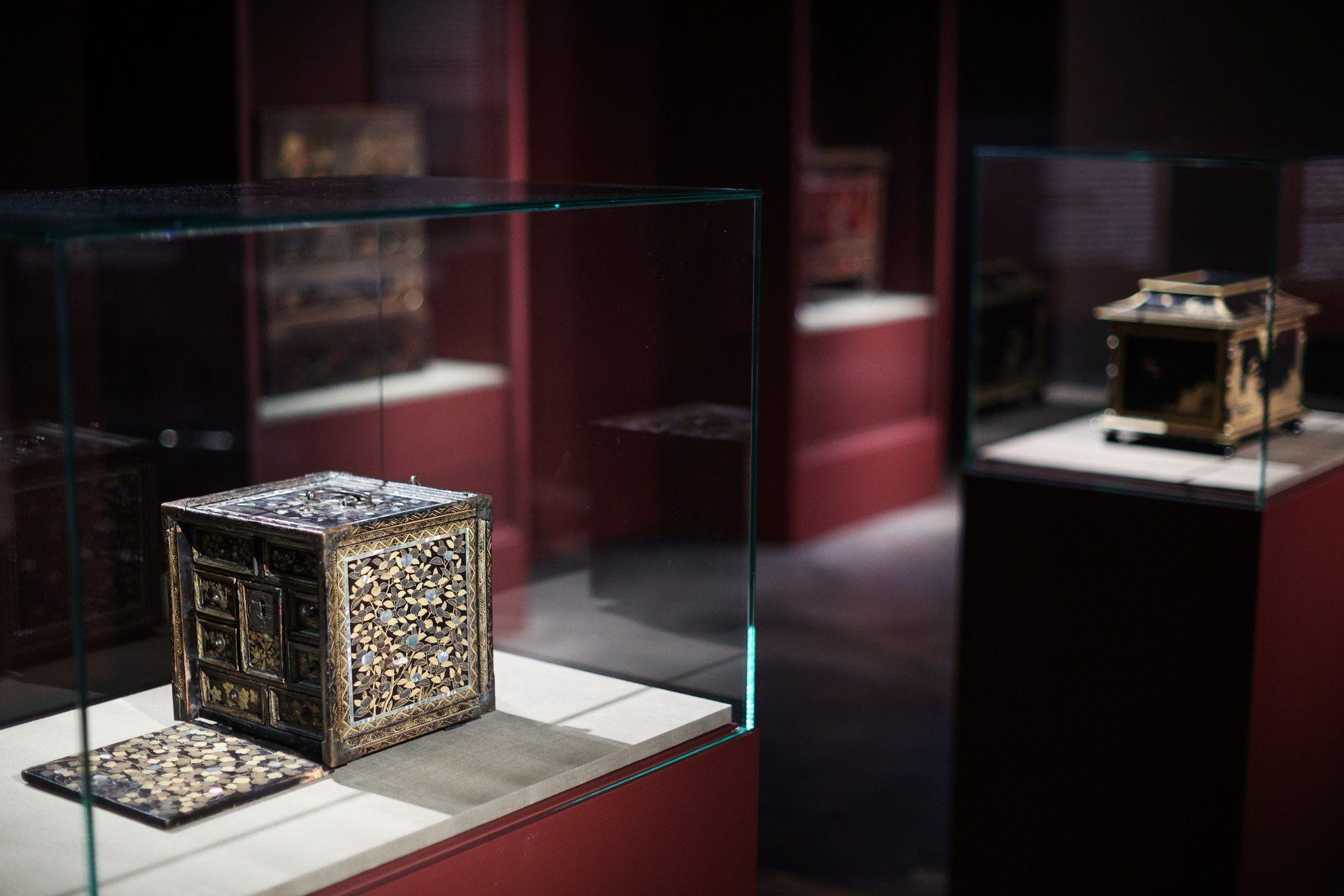 Kilkaset przedmiotów z japońskiej laki znalazło się na nowej wystawie w Muzeum Manggha