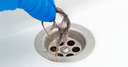 Wlej do odpływu i odczekaj. To sekretny sposób hydraulików