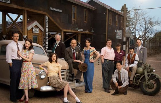 Dlaczego warto obejrzeć serial „Projekt Manhattan”? Historię Roberta Oppenheimera opowiedział Sam Shaw w produkcji WGN America