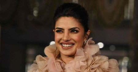 Priyanka Chopra cała w kryształkach na raucie w Bombaju. Zniewalająca? (ZDJĘCIA)