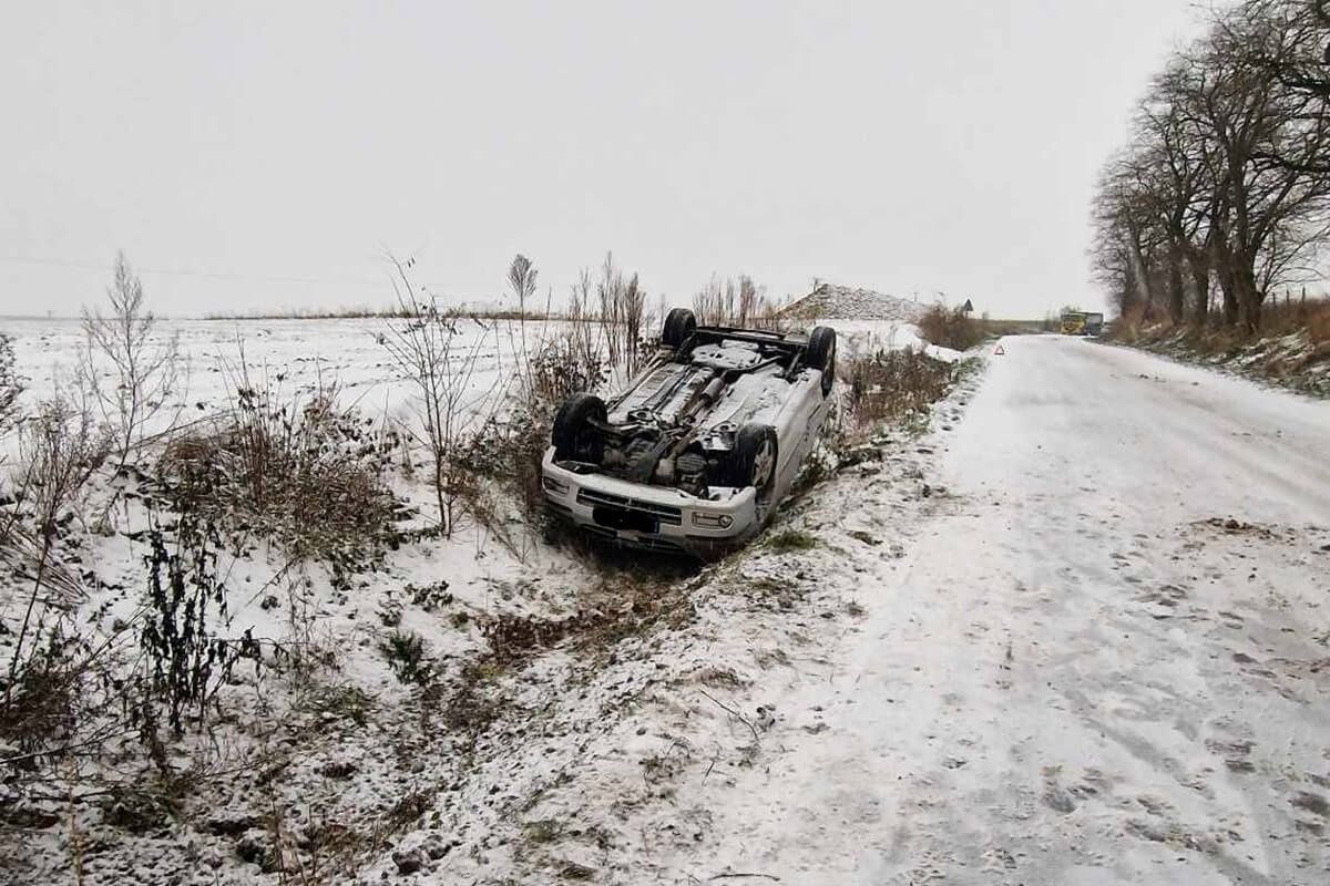Nissan dachował w rowie w Kłodnicy Górnej