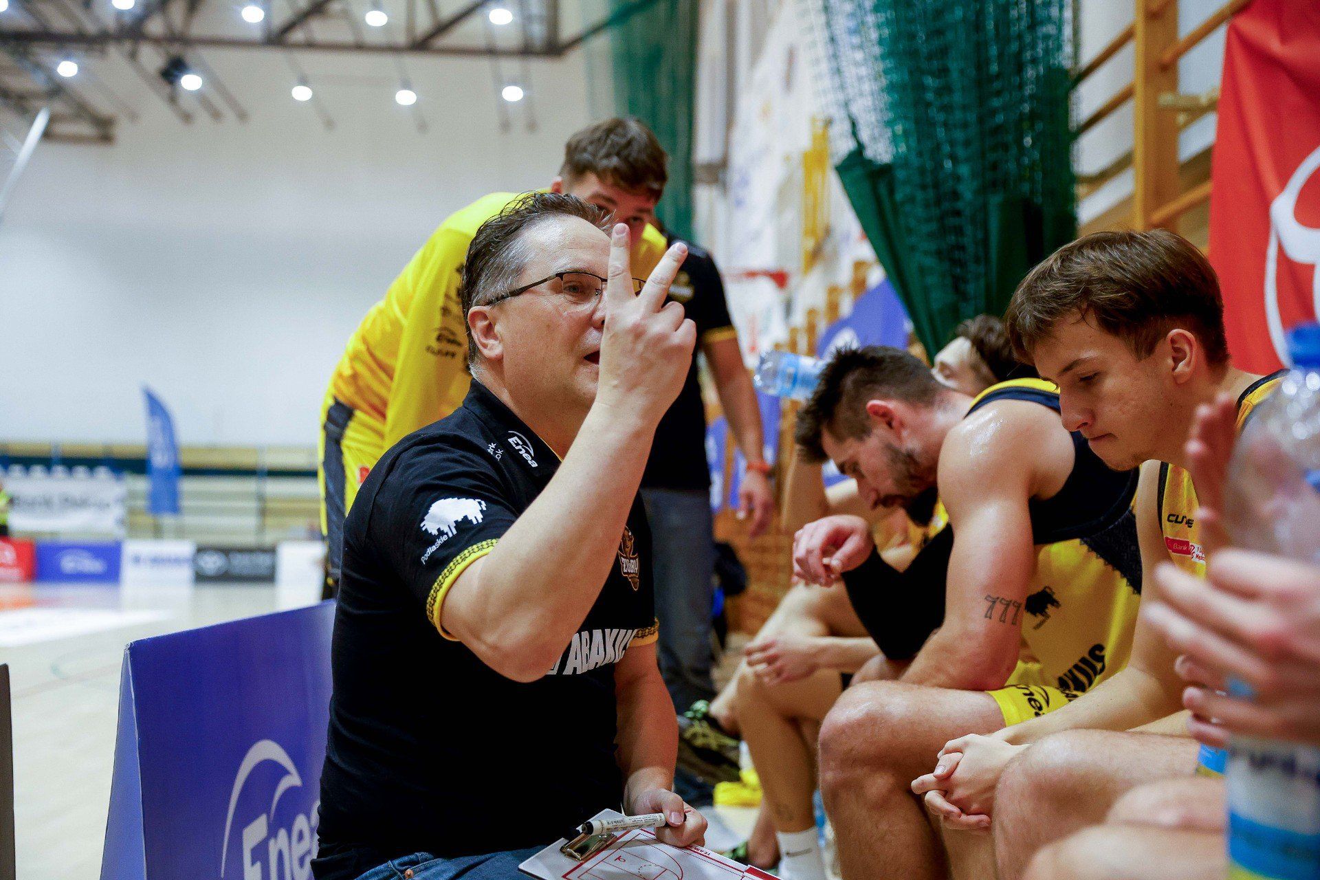 Trener koszykarzy Żubrów Abakus Okna Białystok Roman Skrzecz po porażce AZS Politechniką Opole podał się do dymisji