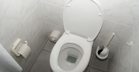 Nie zabieraj do toalety. Chirurg proktolog mówi o konsekwencjach