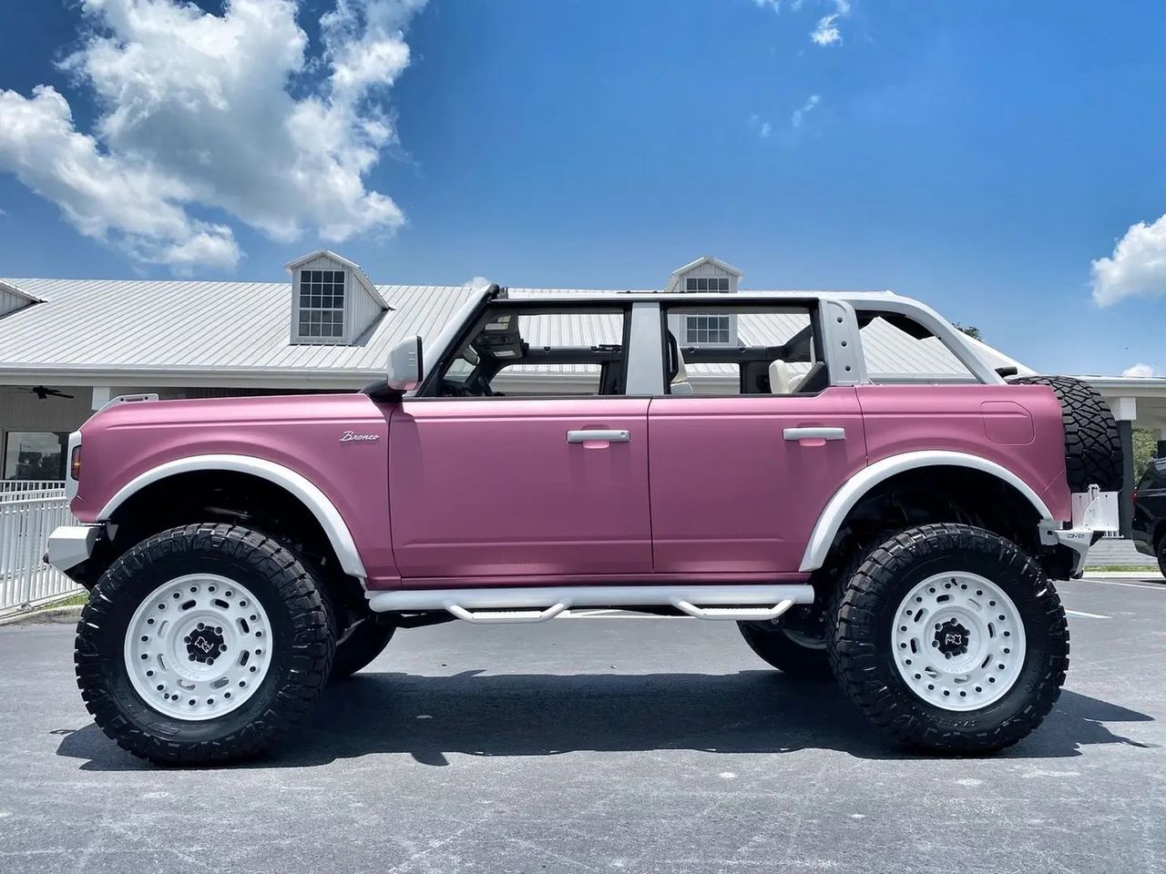 Ford Bronco w stylu lalki Barbie? Takie rzeczy tylko w USA