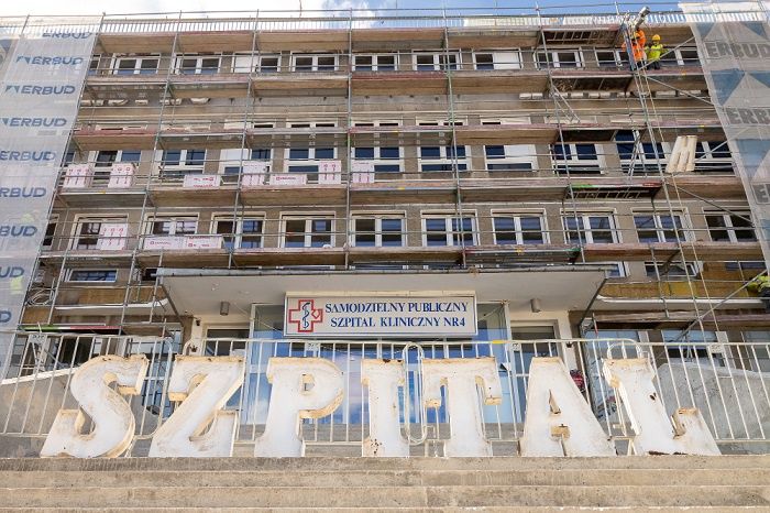 Napis „Państwowy Szpital Kliniczny” zdjęty | fot. Łukasz Głaczkowski