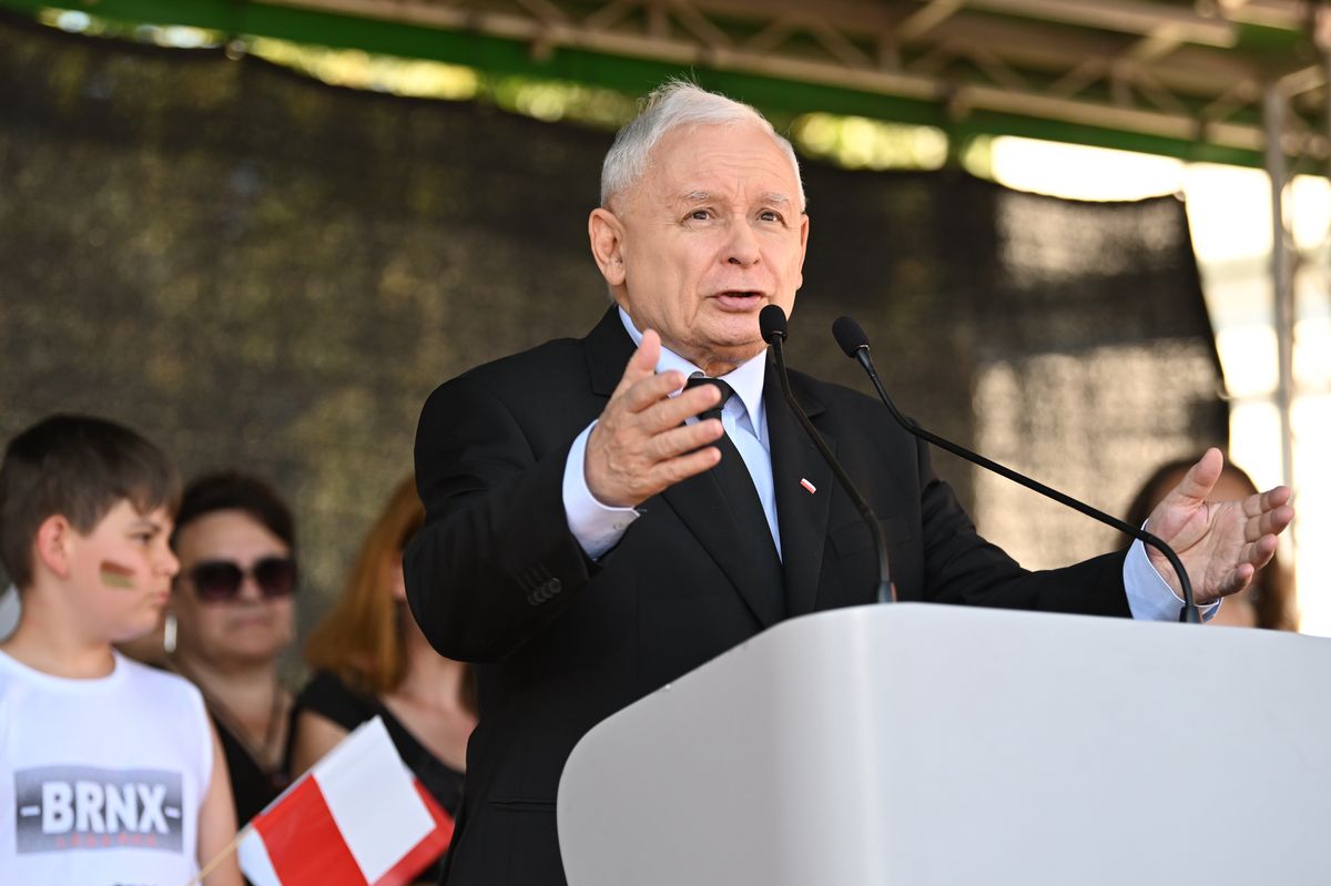 Jarosław Kaczyński mówił w Zawichoście m.in. o spotkaniach Tuska z wyborcami
