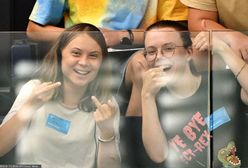 Greta Thunberg pokazała obraźliwy gest. Z szerokim uśmiechem uniosła środkowe palce