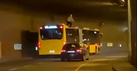 "Surfował" na dachu autobusu. Wideo hitem internetu