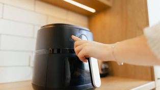 Kurczak, schab, wołowina, łosoś. Jak upiec mięso w Air Fryerze? Zobacz cenne wskazówki