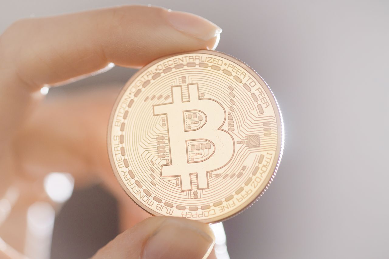 Bitcoin poniżej 60 tys. dolarów. Największy gracz sprzedaje