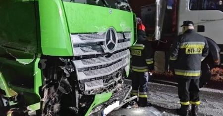 Samochód ciężarowy uderzył w ogrodzenie