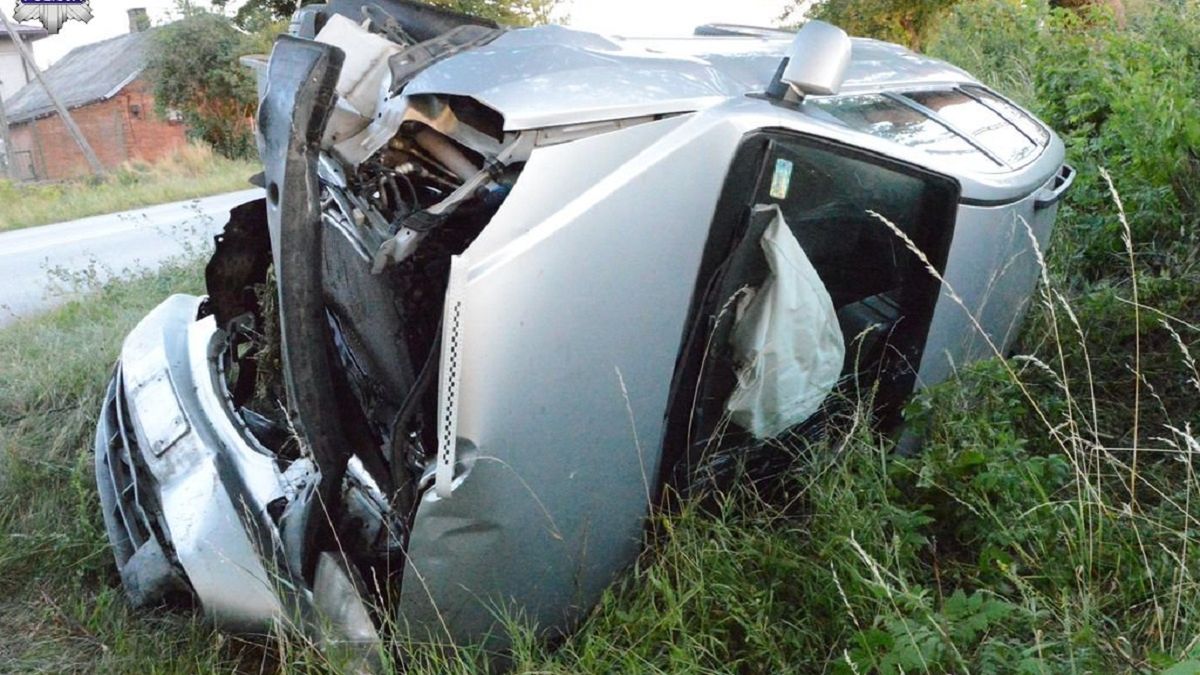 Dachowali na gminnej drodze. Dwóch nastolatków w szpitalu