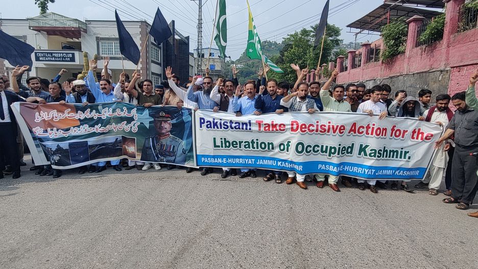 People shout anti-India slogans during a protest after India launched missile strikes in Pakistan, in Muzaffarabad, capital of Pakistani administered Kashmir, 07 May 2025. India said it conducted military strikes on nine sites in Pakistan in retaliation for a deadly militant attack on tourists in Kashmir. EPA/AMIIRUDDIN MUGHAL Dostawca: PAP/EPA.