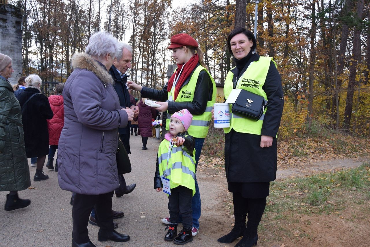 Pogorzelice: Rzesza wolontariuszy kwestowała na rzecz hospicjum. "Rekordowa liczba wspierających"