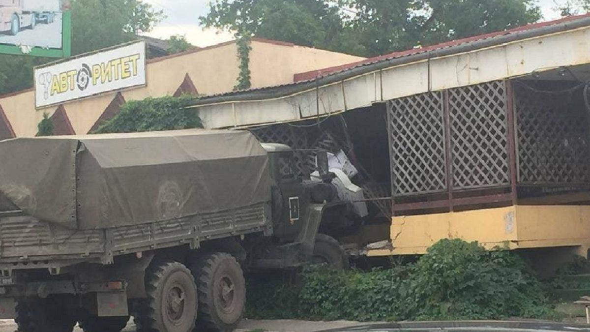 Pijany żołnierz wjechał w restaurację 